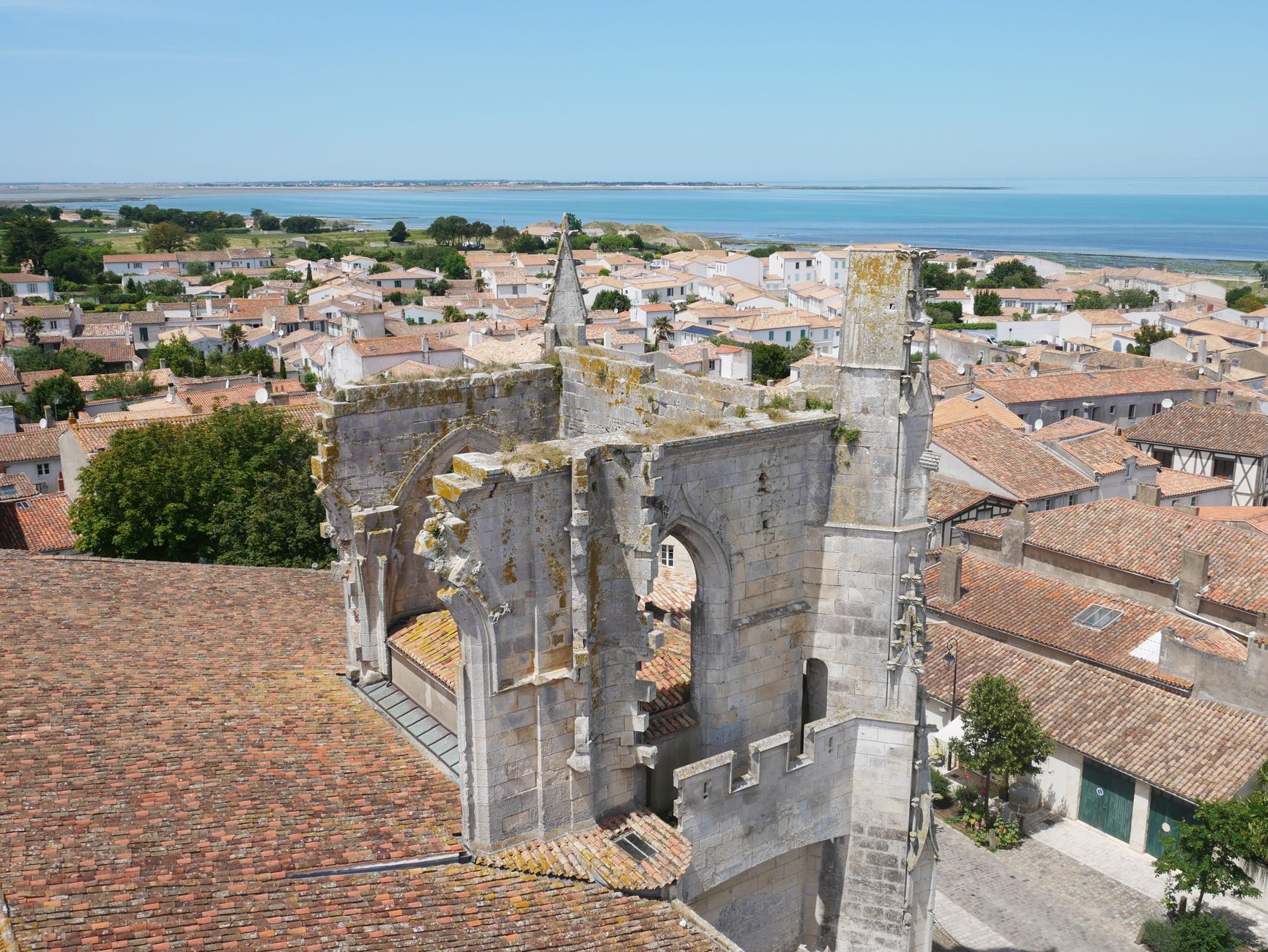 Bâchage de toiture équipe à Pau